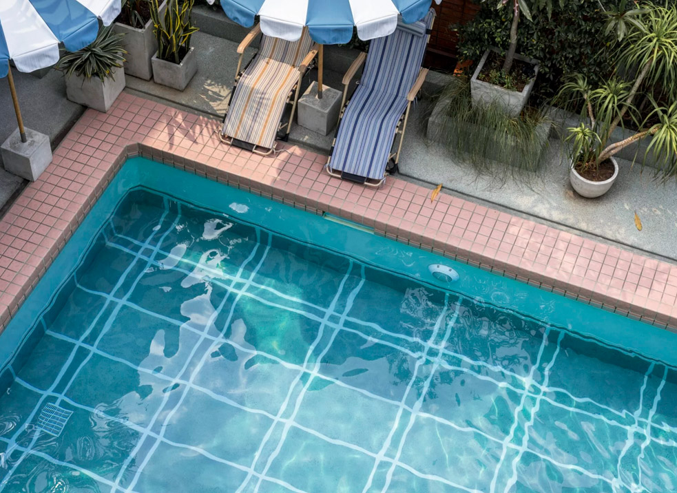 Privater Pool mit Innowater Salzelektrolysesystem für den Frühling vorbereitet