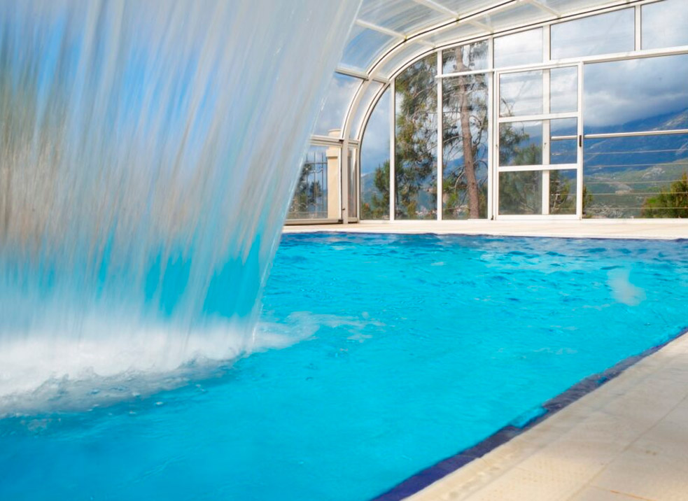 Überdachter Pool mit Salz-Chlorierungssystem von Innowater und Wasserfall
