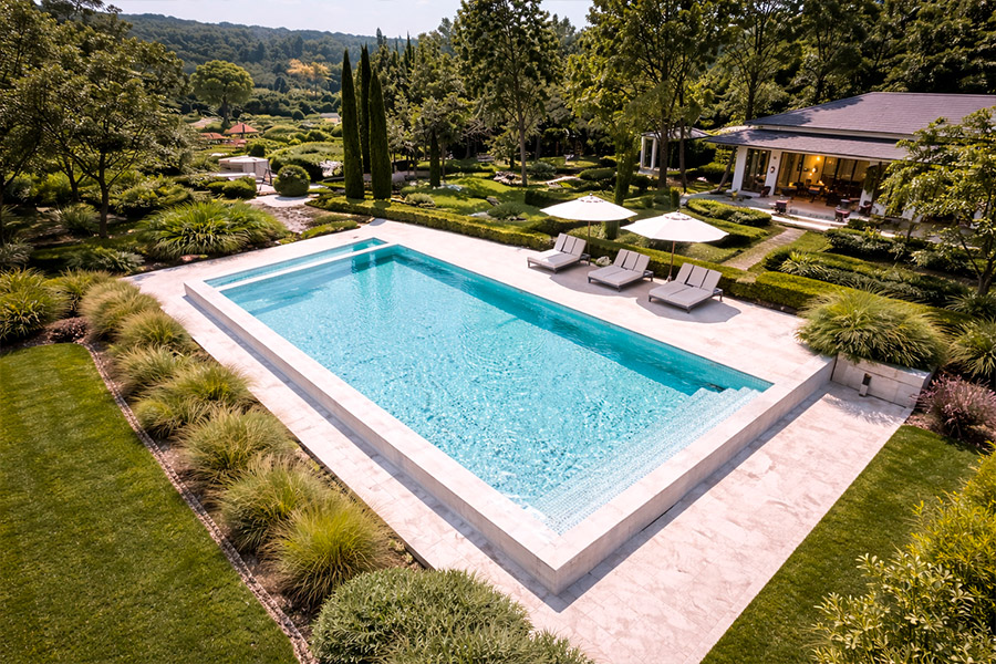 Piscina residencial de lujo con sistema de tratamiento de agua Innowater en jardín privado