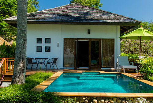 Piscina privada en villa equipada con sistema de depuración y tratamiento Innowater