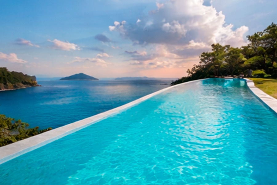 Piscina infinity con tratamiento salino Innowater y vistas panorámicas al mar