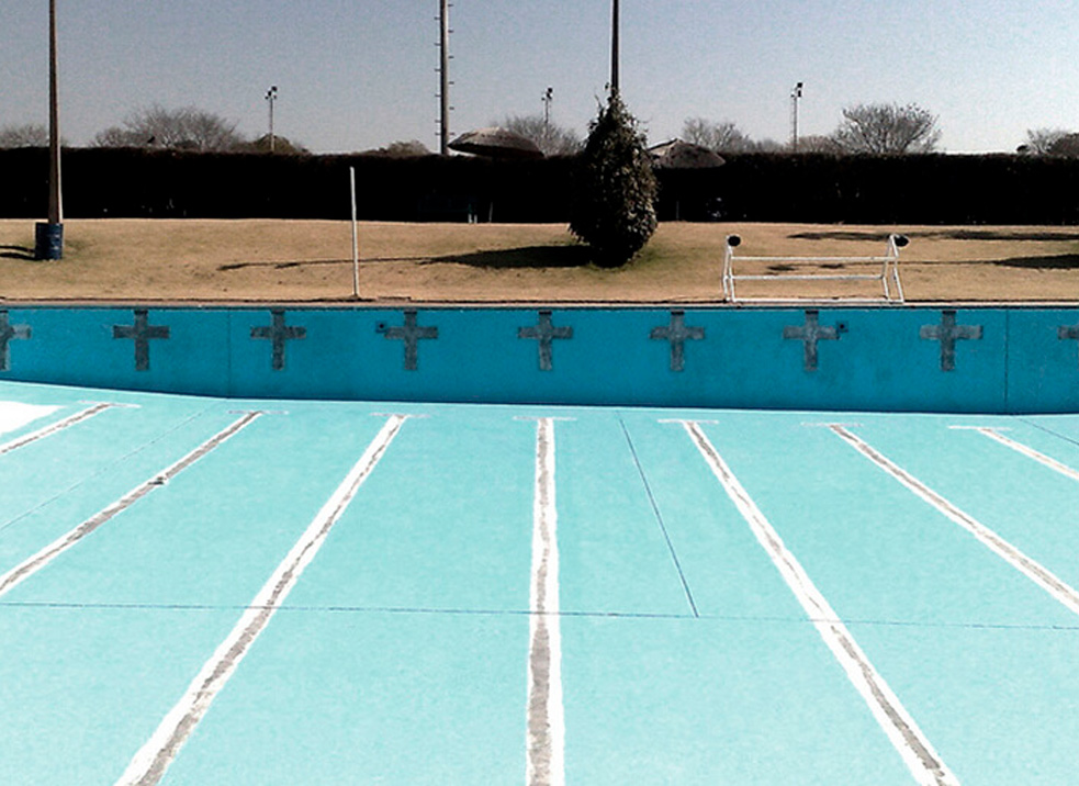 Pool ohne Wasser nimmt keinen Schaden