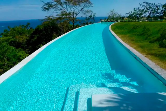 Piscina infinity con cloración salina Innowater y vistas al mar en entorno tropical