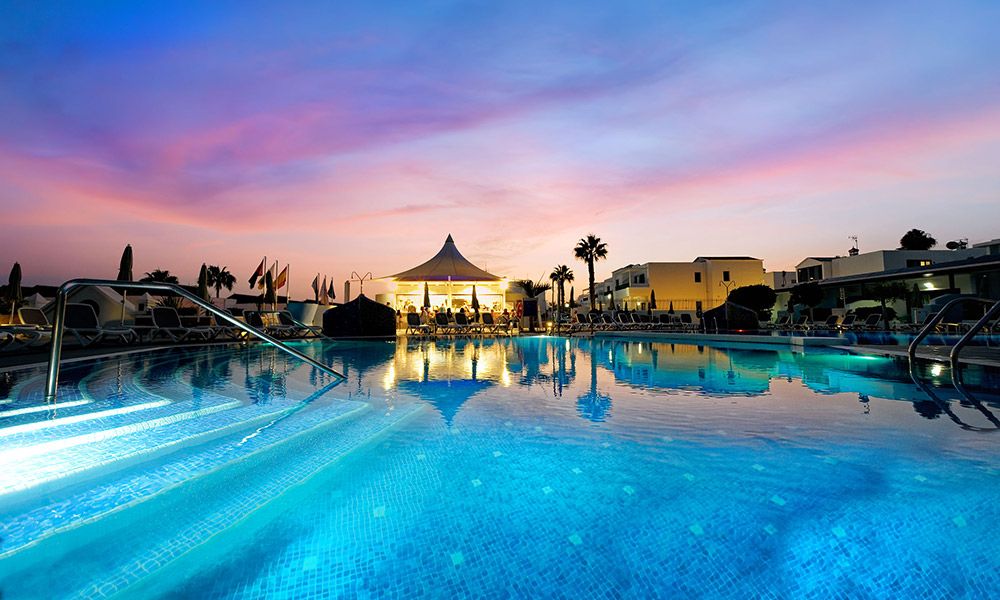 Piscina Salina al anochecer en los apartamentos Relaxia Lanzaplaya, en Lanzarote
