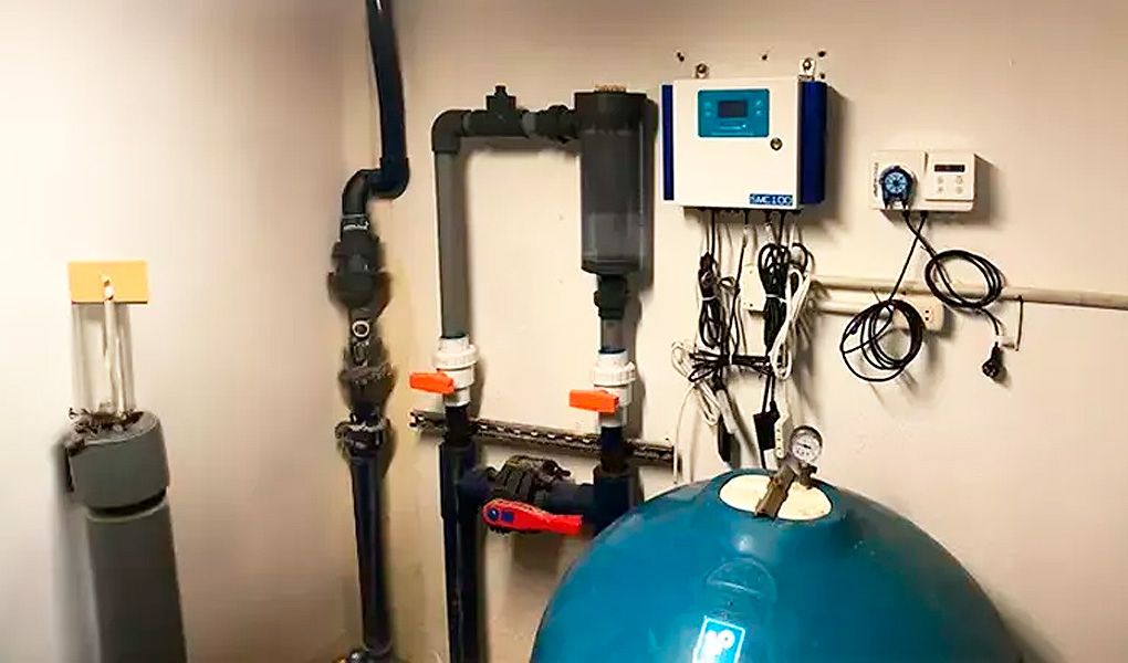 Instalación técnica de clorador salino Innowater en sala de equipos de piscina