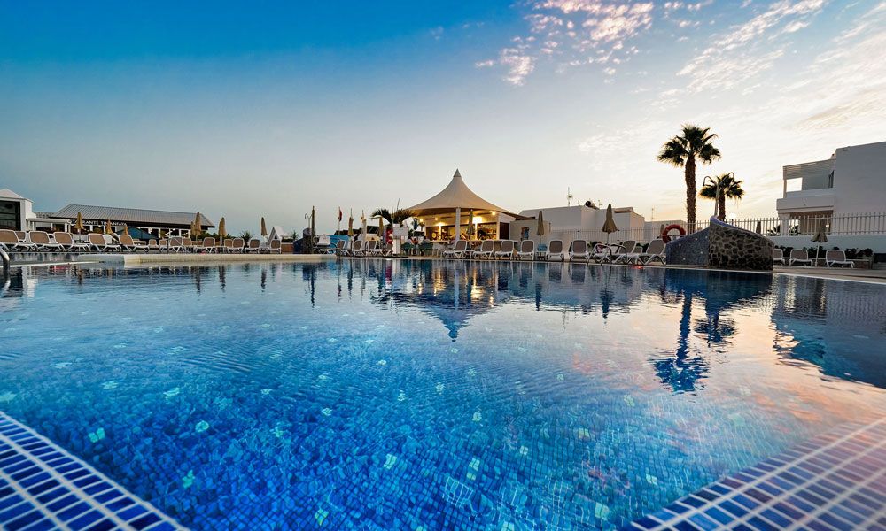 Salt Pool at sunset at the Relaxia Lanzaplaya apartments in Lanzarote