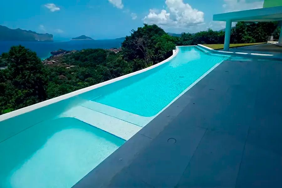 Piscina infinity con clorador salino Innowater con vistas al océano