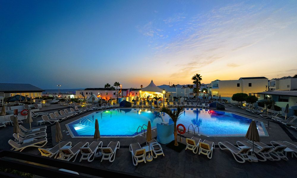 Piscina Salina al atardecer en los apartamentos Relaxia Lanzaplaya, en Lanzarote