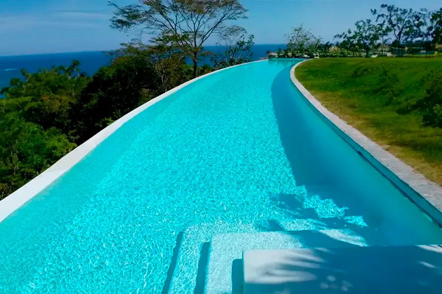Piscina infinity con cloración salina Innowater y vistas al mar en entorno tropical